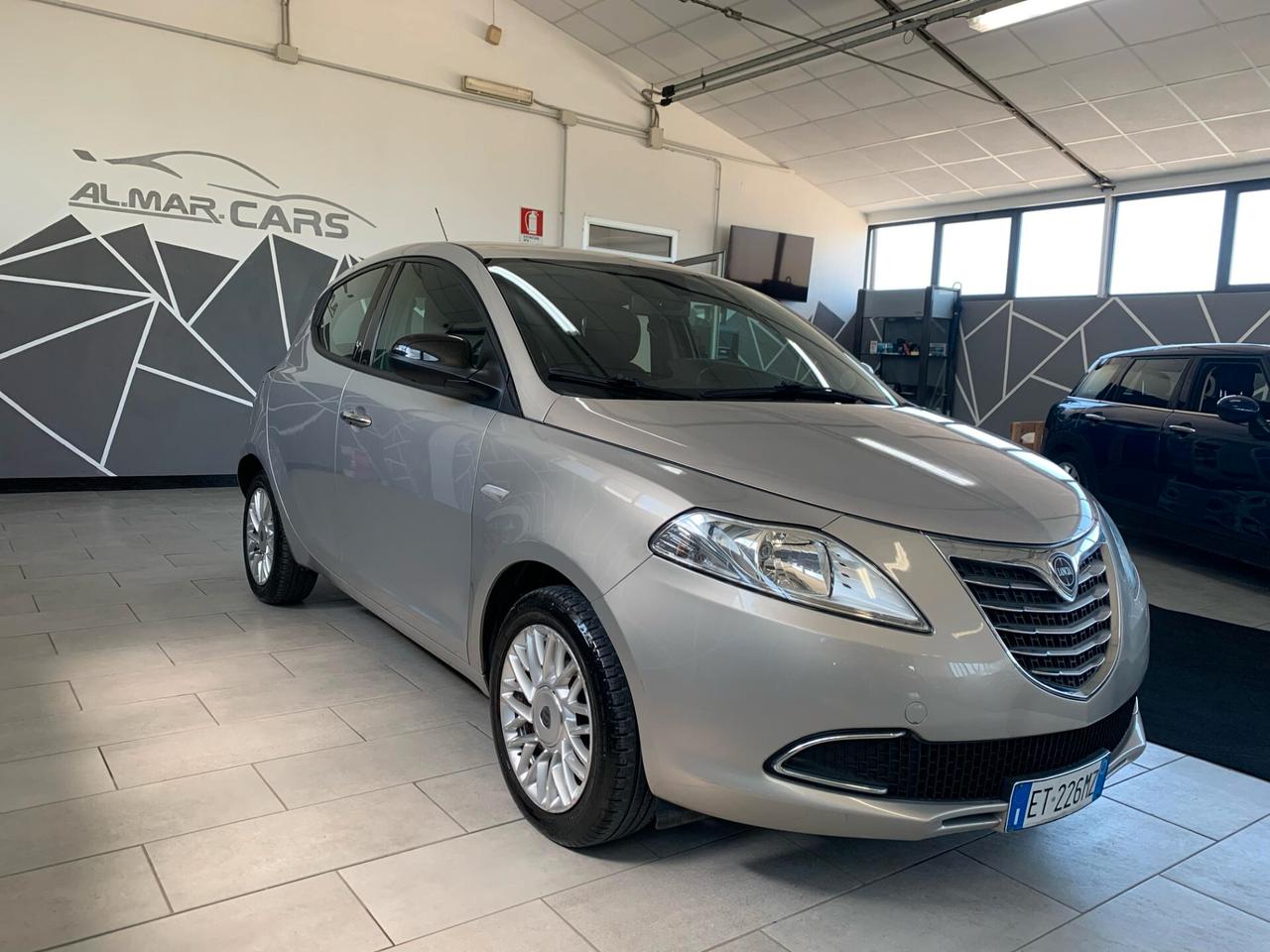 Lancia Ypsilon 1.2 69 CV 5 porte S&S Gold Neopatentati