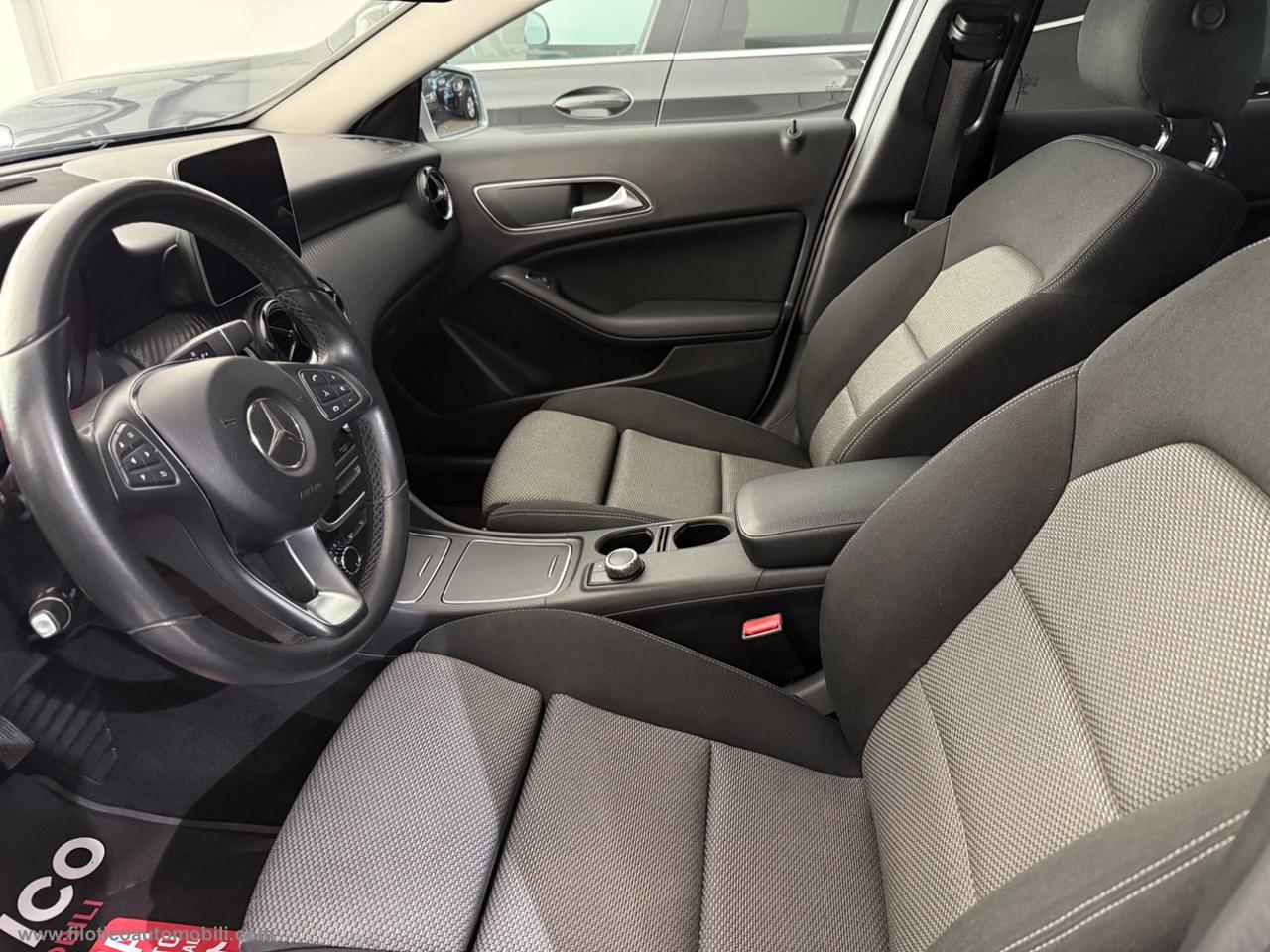 MERCEDES-BENZ GLA 180 d Automatic Business FARI LED - PACK SERIE SPECIALE
