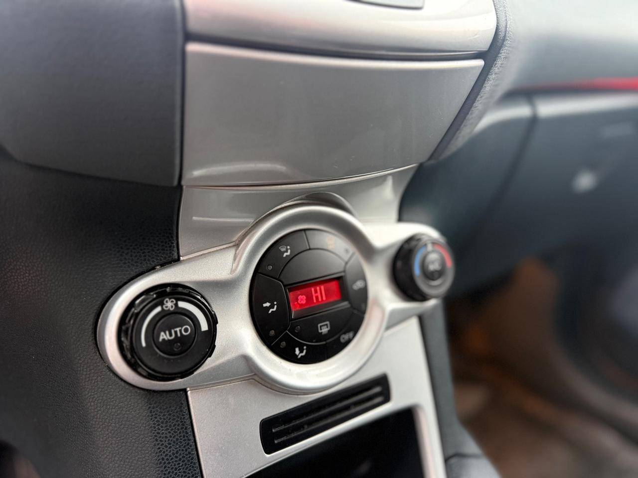 Ford Fiesta 1.4 TDCi 68CV 5 porte Titanium