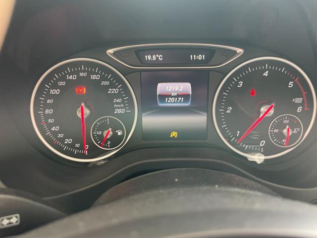 MERCEDES-BENZ A 180 d Premium *AMG PACK*