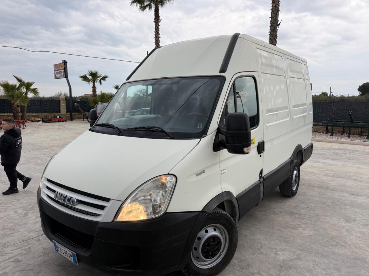 Trattore iveco Daily furgonato con sponda idraulica 10 quintali
