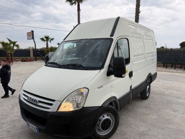 Trattore iveco Daily furgonato con sponda idraulica 10 quintali