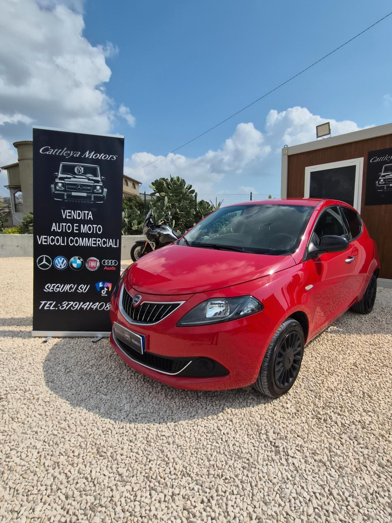 Lancia Ypsilon 1.0 S&S Hybrid Ecochic Silver