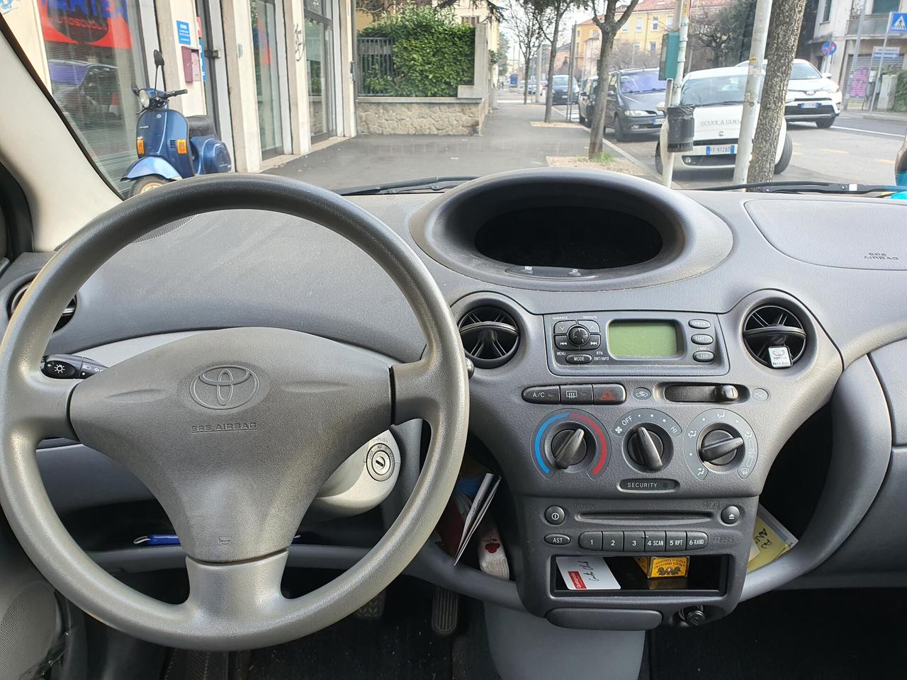 Toyota Yaris 1.0i 16V cat 5 porte Sol NEOPATENTATI