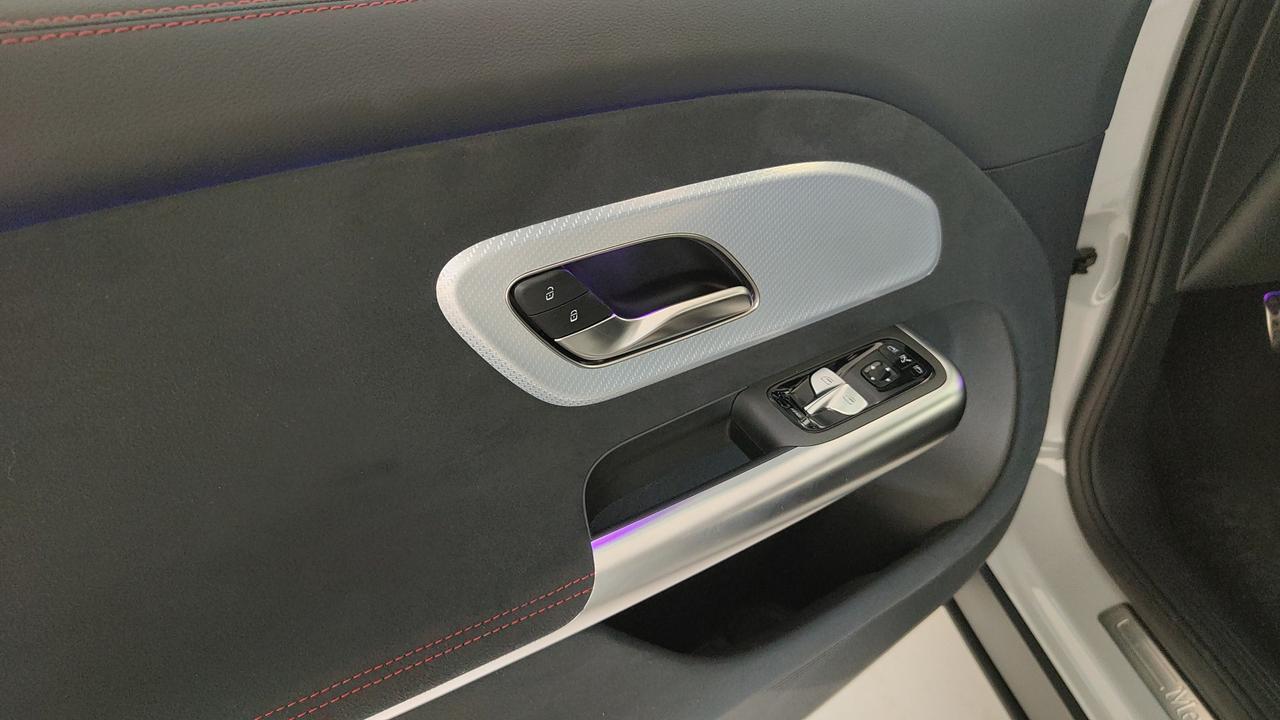 Mercedes-Benz GLB 250+ con tecnologia EQ