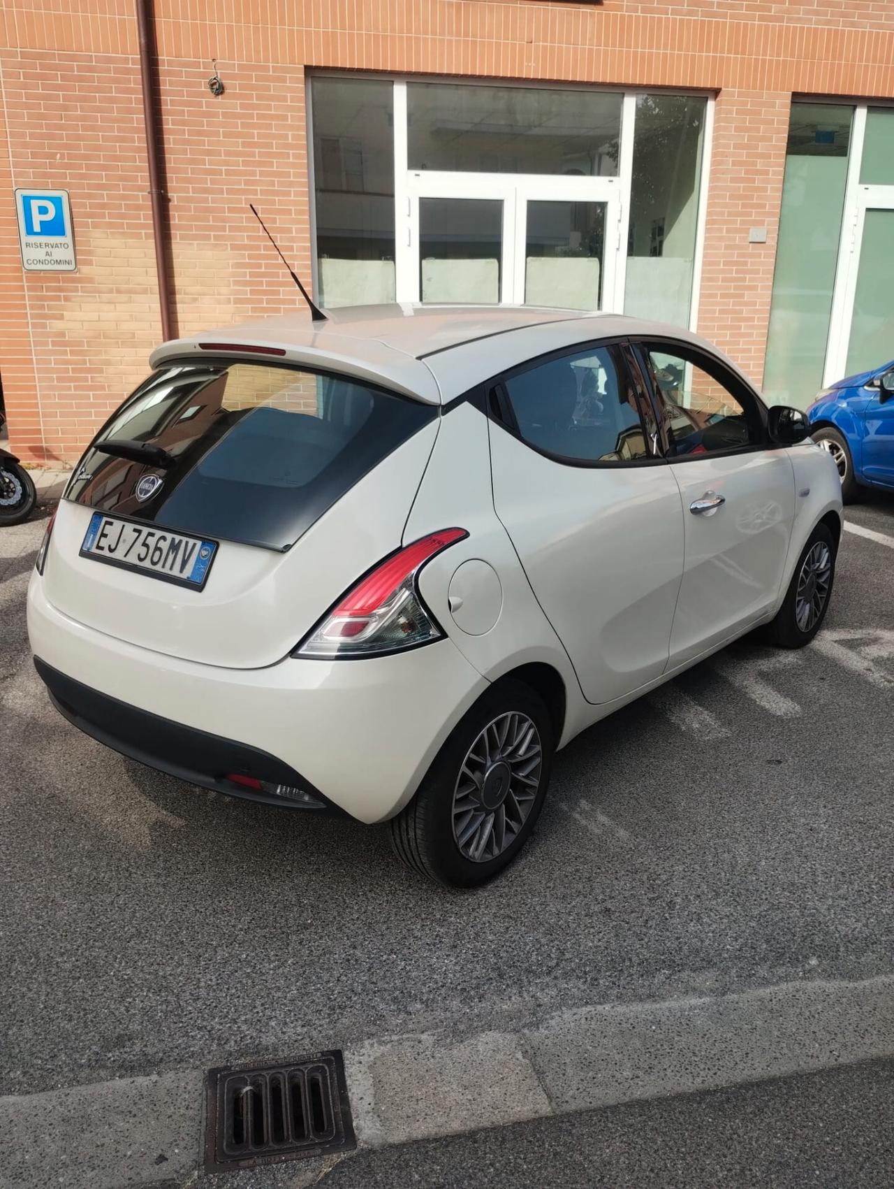 Lancia Ypsilon 1.2 69 CV 5 porte S&S Silver
