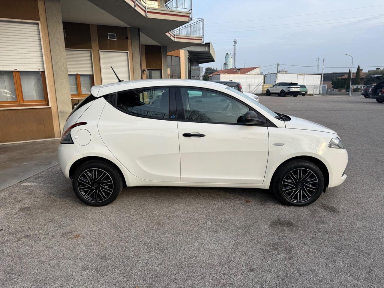Lancia Ypsilon 1.2 69 CV 5 porte GPL-Neopatentati