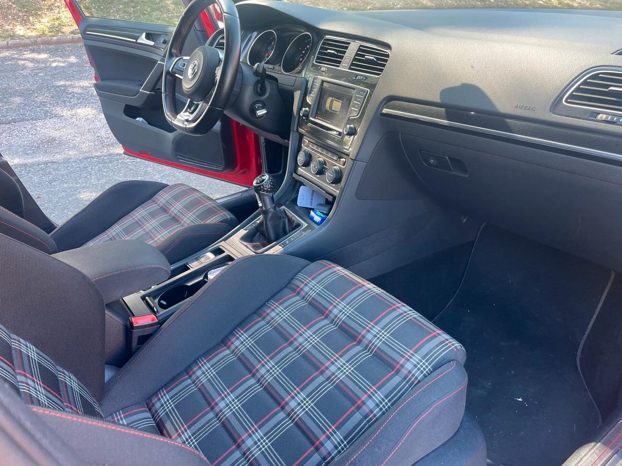 Volkswagen Golf GTI VII 5p 2.0 tsi 220CV
