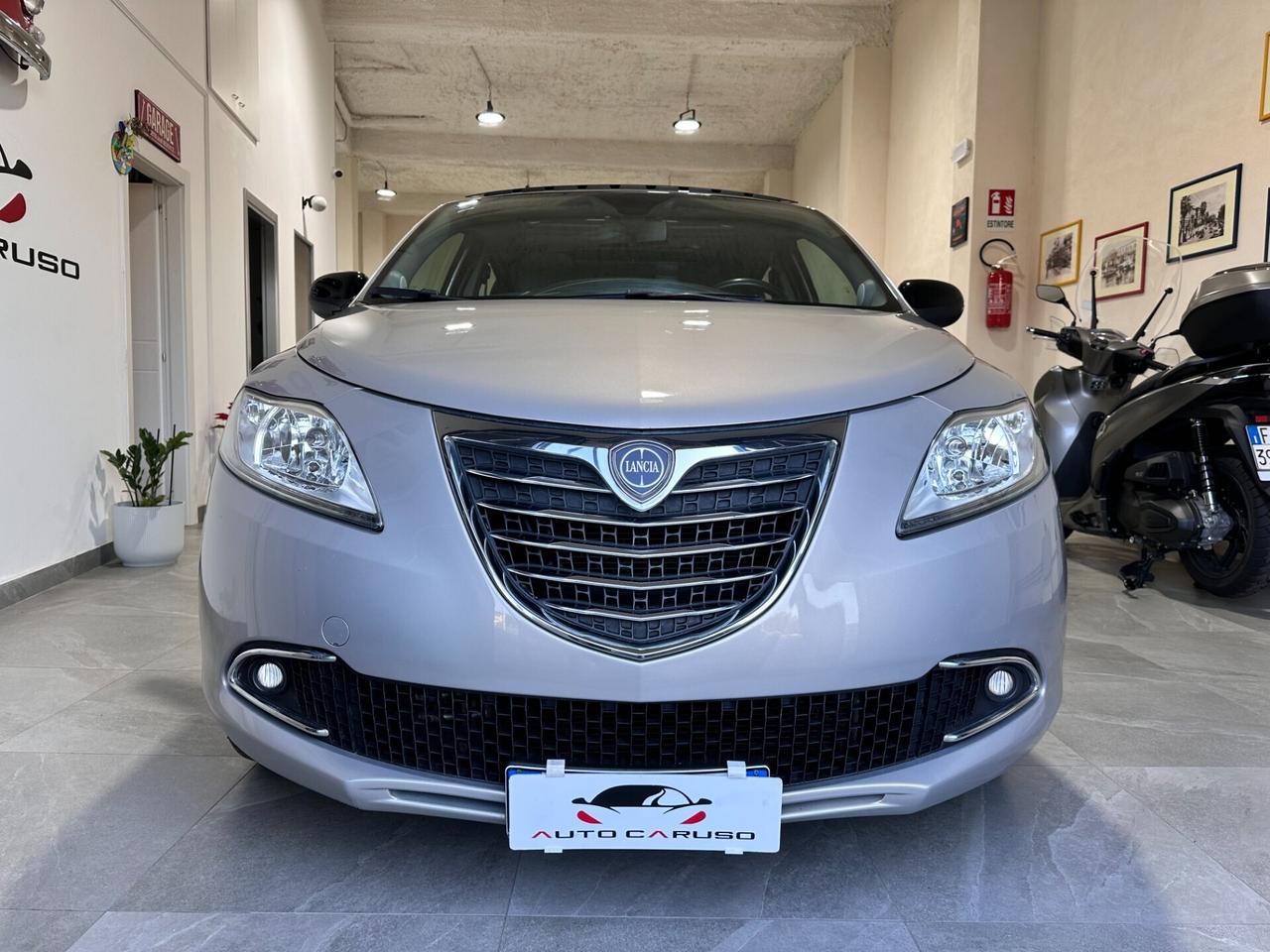 Lancia Ypsilon 1.3 MJT 16V 95 CV - PLATINO - TETTO