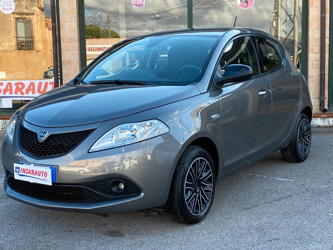 Lancia Ypsilon 1.0 FireFly 5 porte S&S Hybrid Ecochic Silver