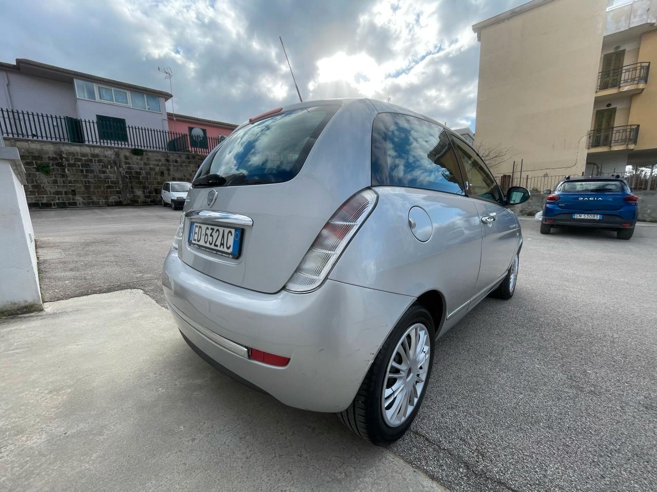 Lancia Ypsilon 1.3 MJT 75 CV Platino