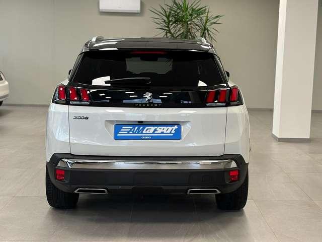 Peugeot 3008 Crossway 48°52'22.544" N 02°17'58.805"E