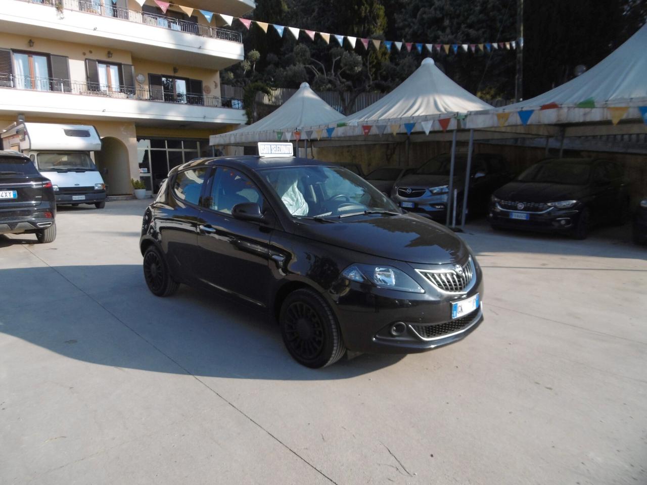 Lancia Ypsilon 1.0 FireFly 5 porte S&S Hybrid Silver