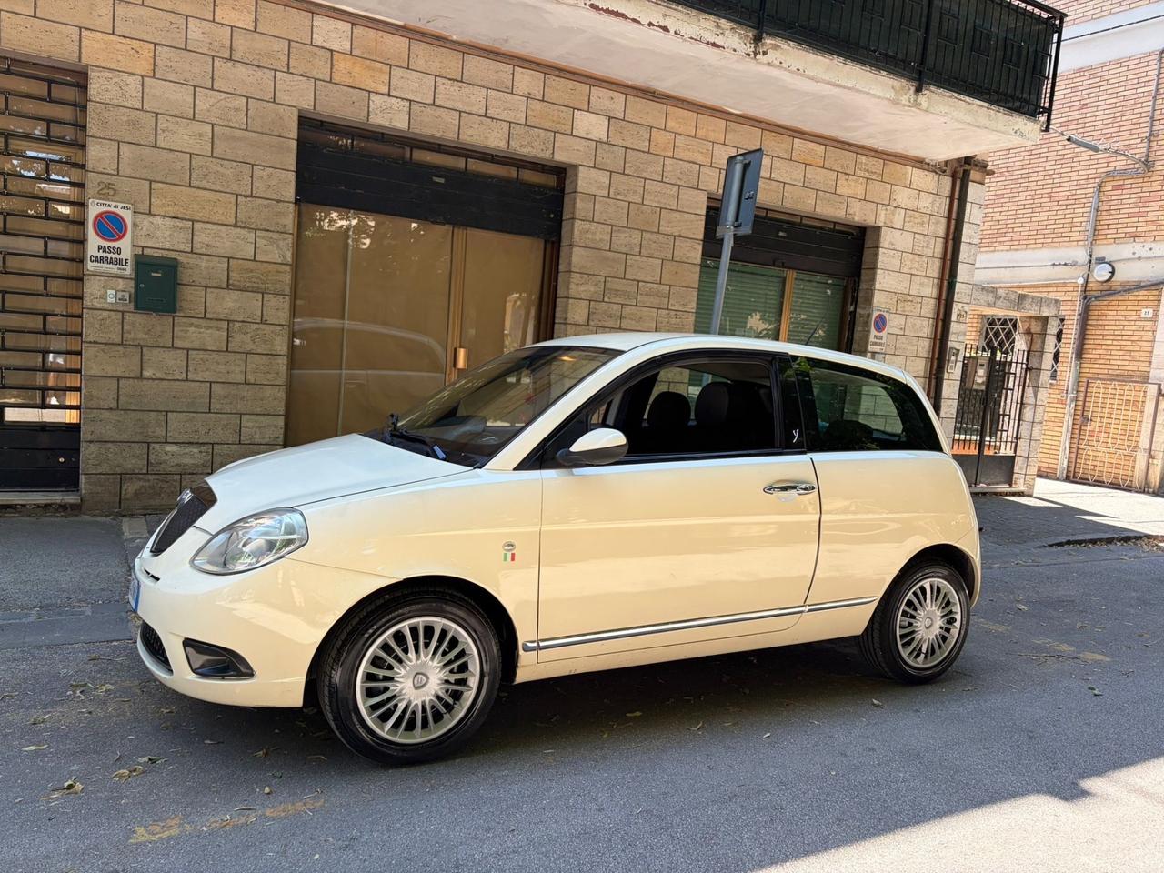 Lancia Ypsilon 1.2 restailng moda Milano
