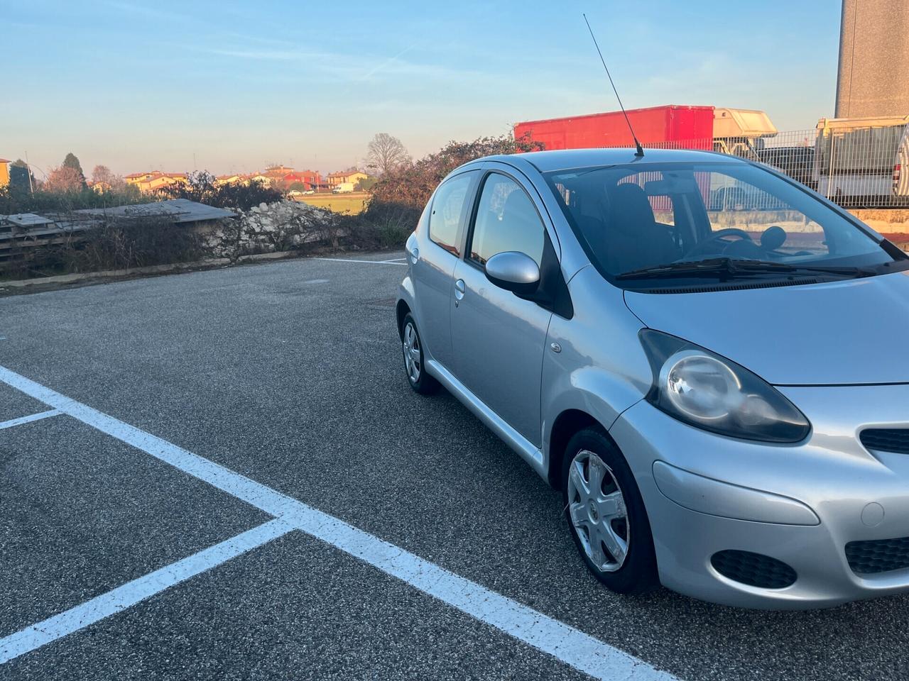 Toyota Aygo 1.0 12V VVT-i 5 porte Sol Connect Red Edition NEOPATENTATI