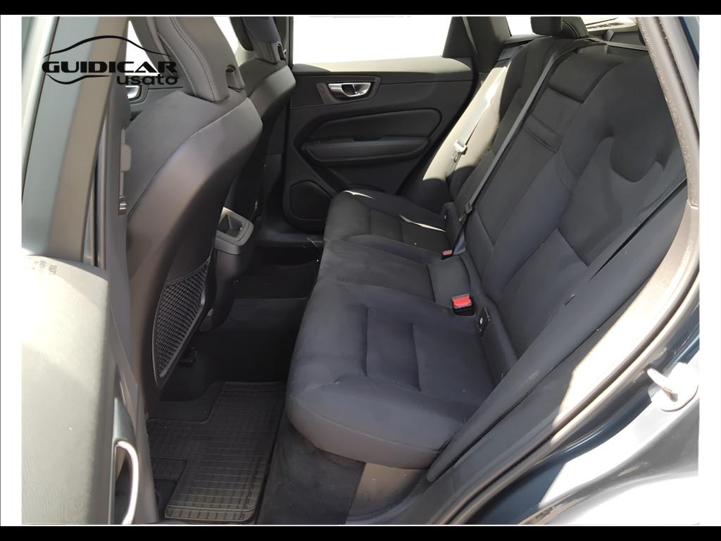 VOLVO XC60 II 2022 - XC60 2.0 b4 Momentum awd auto