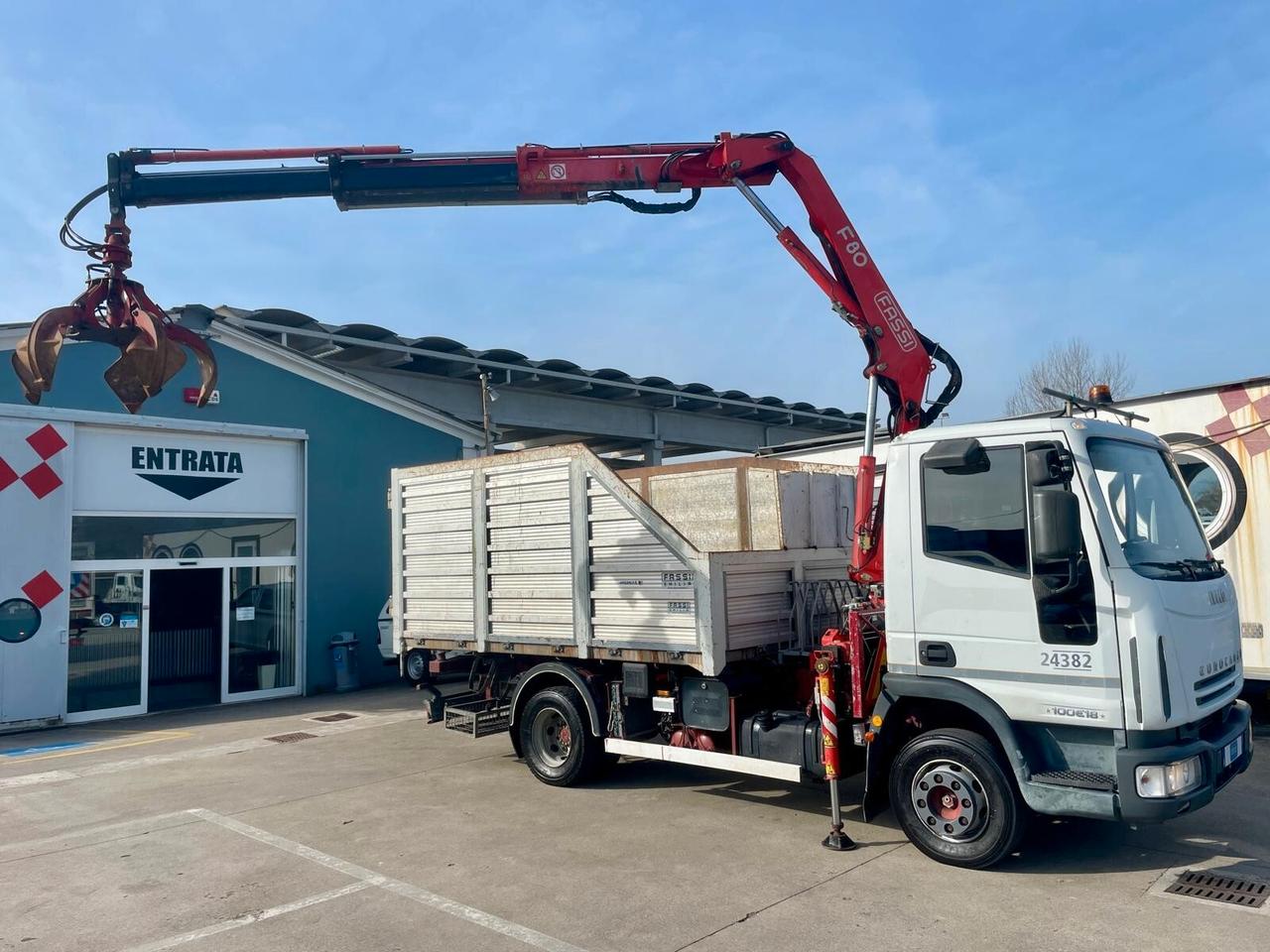Iveco 100E18 - RIBALTABILE POSTERIORE CON GRU CARICATRICE FASSI F80 A.23