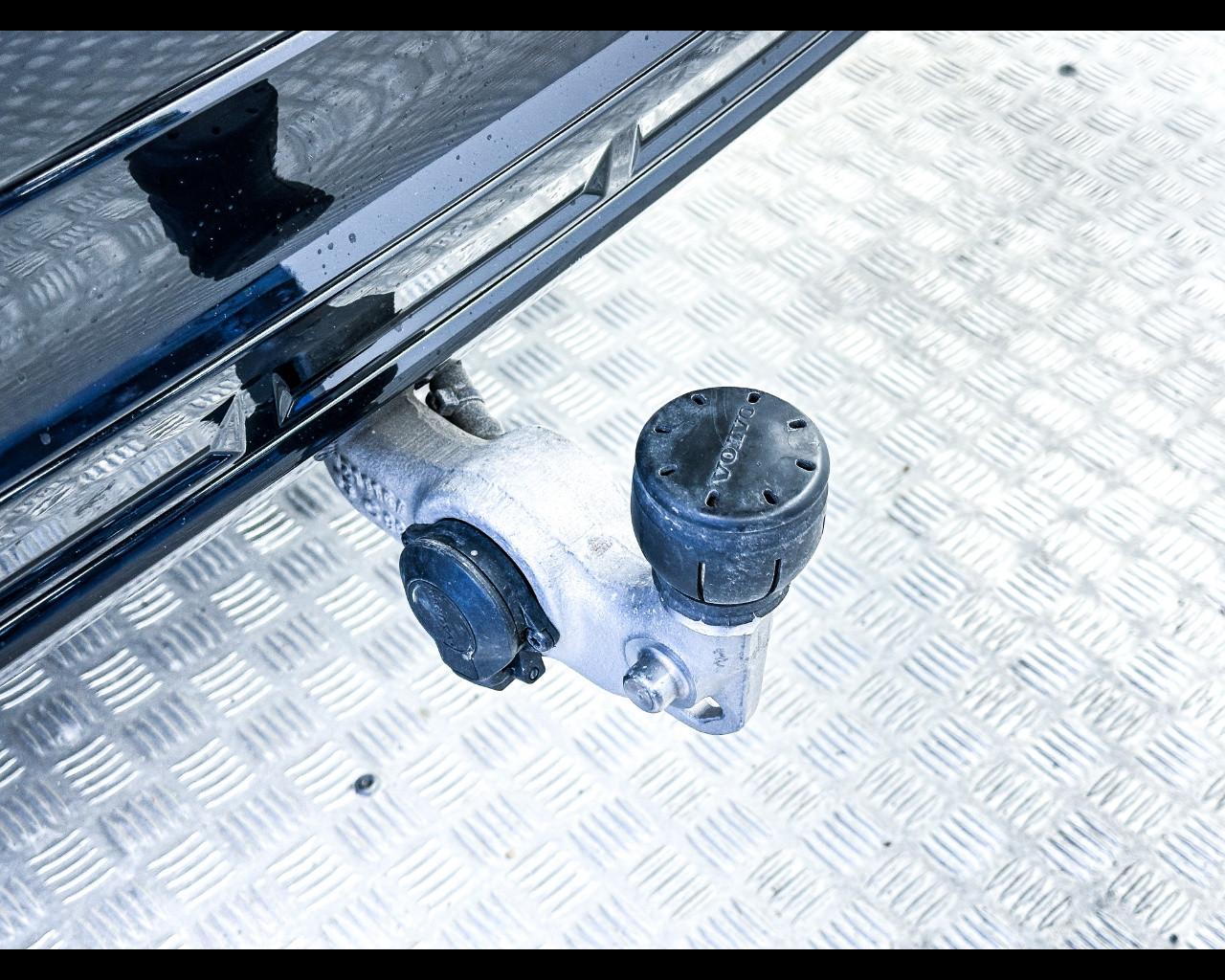 VOLVO XC60 (2017-->) - XC60 B5 (d) AWD Geartronic R-design