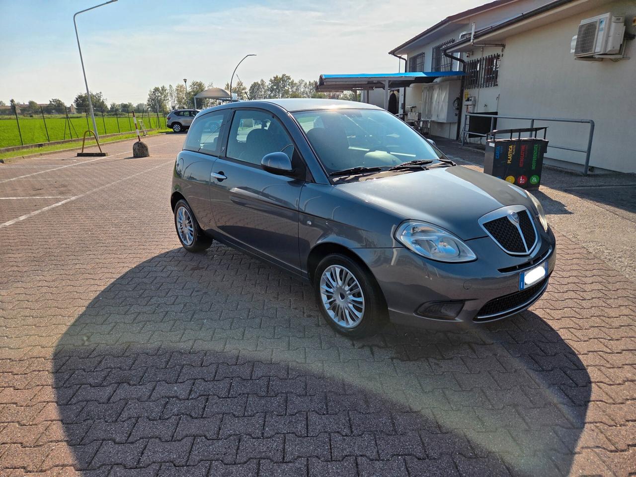 Lancia Ypsilon 1.2 Benz. 5 posti, frizione nuova, cinghia distribuzione già sostituita! Garanzia!