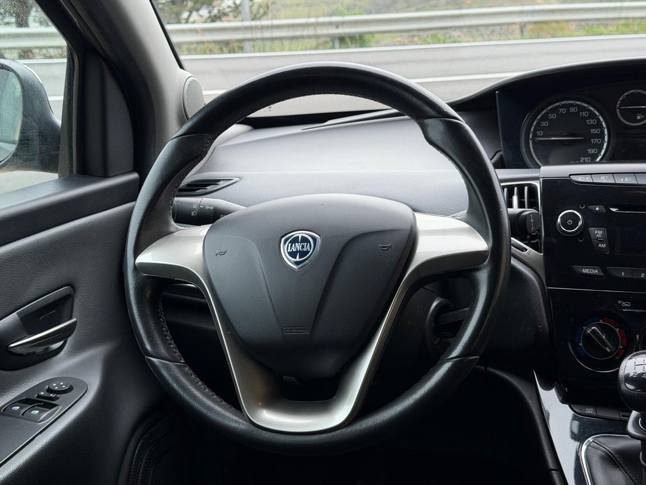 Lancia Ypsilon 1.2 69 CV 5 porte NEOPATENTATI