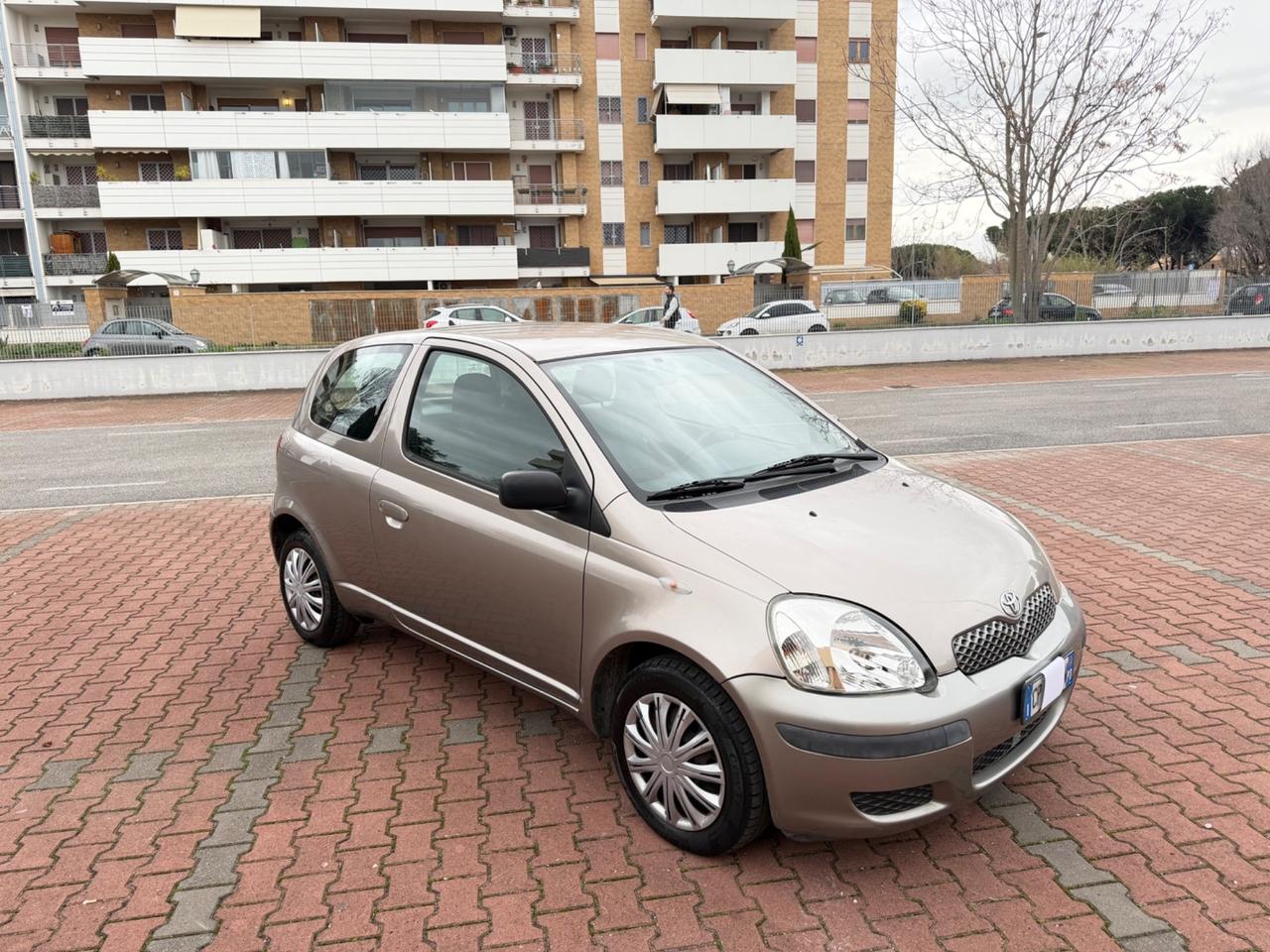 Toyota Yaris 1.0i 3p Sol