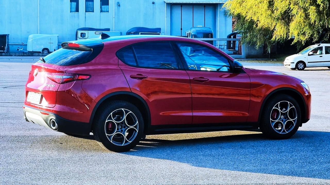 Alfa Romeo Stelvio 2.2 Turbodiesel 160 CV Rosso Edizione Gancio Traino