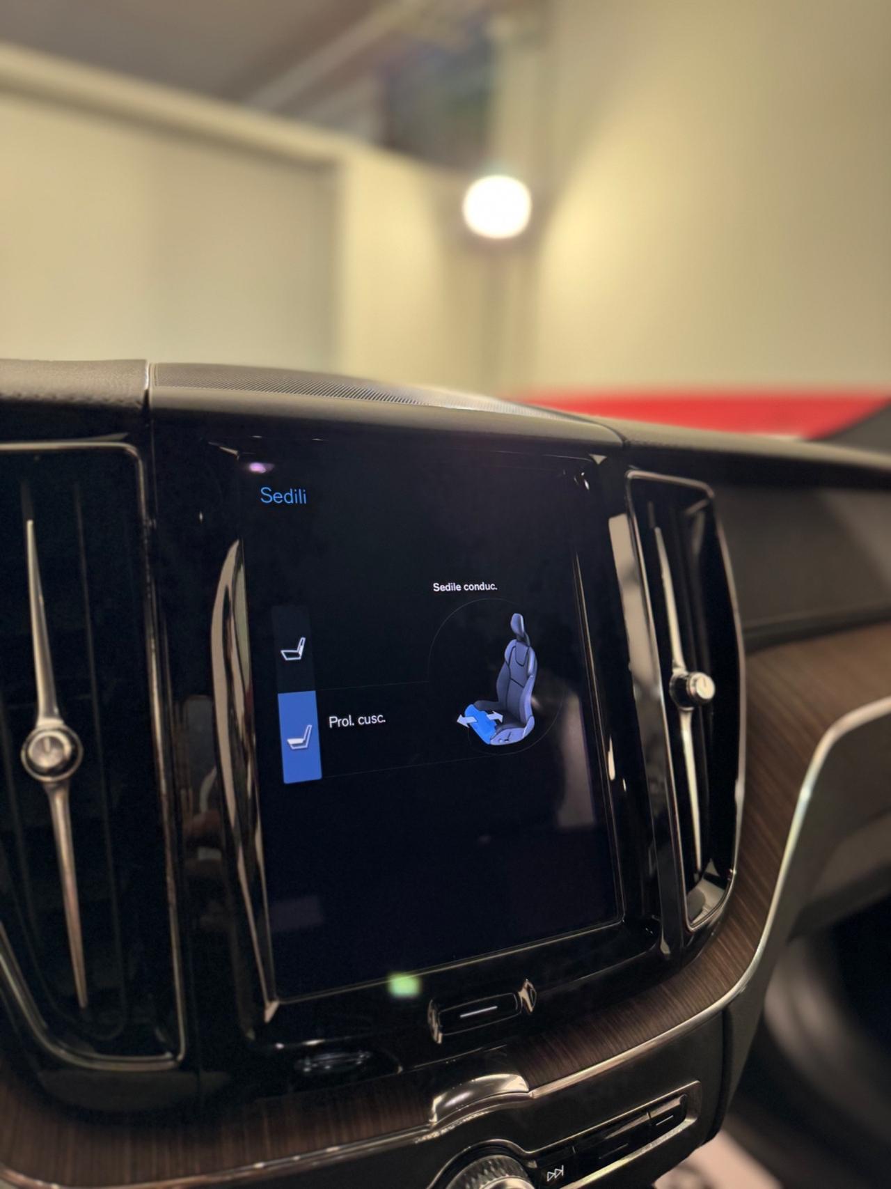 Volvo XC 60 XC60 B4 (d) AWD Geartronic Inscription FULL OPTIONAL, SEDILI IN PELLE CON REGOLAZIONE ELETTRICA CON MEMORIA, CRUISE ADATTIVO, CLIMA TRI-ZONA , PORTELLONE ELETTRICO, APPLE CARPLAY, FARI FULL LED AUTOMATICI E MOLTO ALTRO