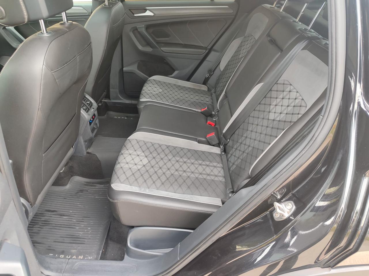 Volkswagen Tiguan 2.0 TDI 150 CV DSG R-Line TETTO APRIBILE