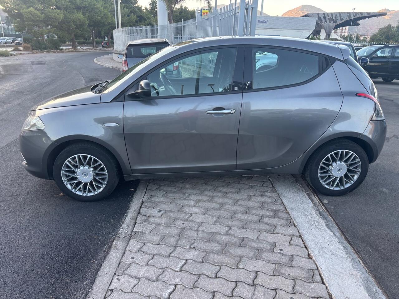 Lancia Ypsilon 1.2 69 CV 5 porte S&S Platinum