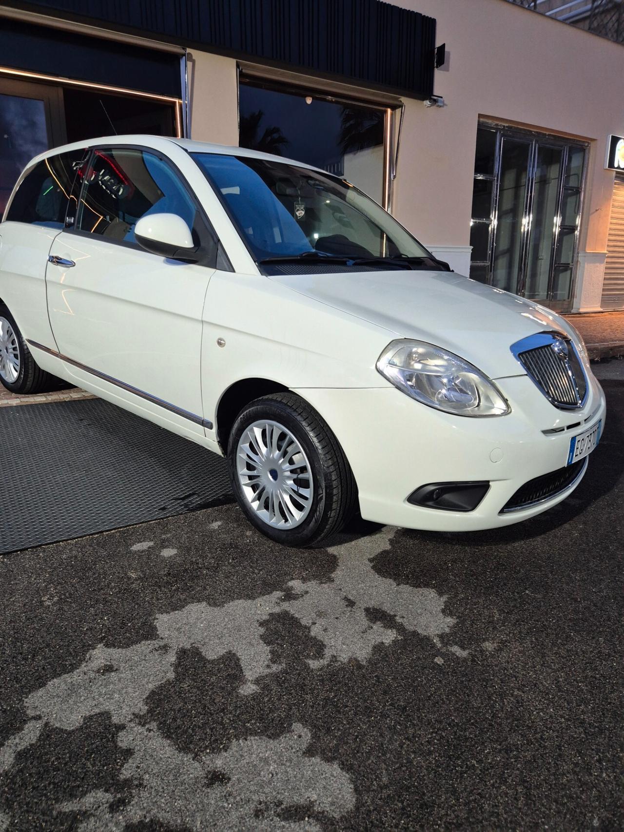 Lancia Ypsilon 1.3 MJT 75 CV DIVA
