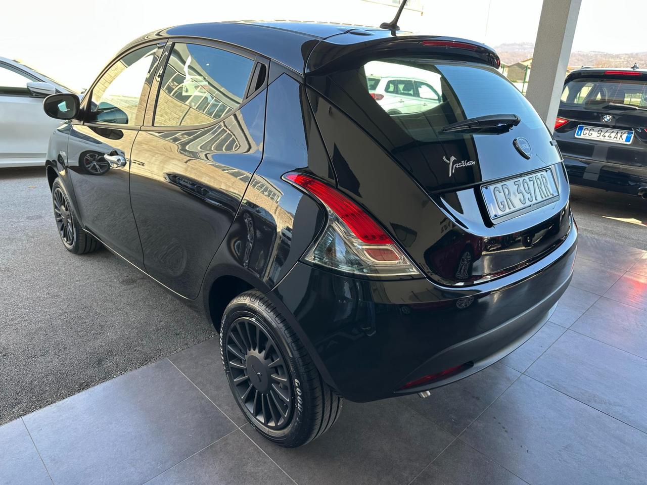 Lancia Ypsilon 1.0 firefly hybrid Silver s&s 70cv