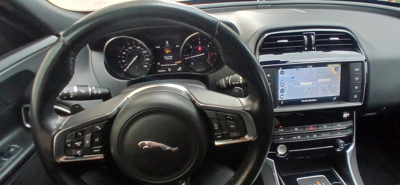 Jaguar XE 2.0 D 180 cv automatica look sportivo
