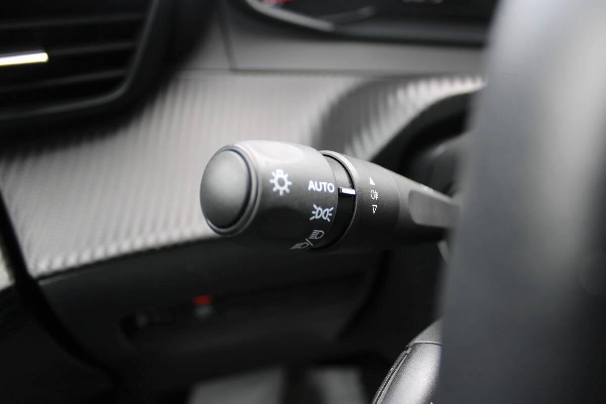 Peugeot 208 1.2 puretech Active s&s 75cv Con NAVIGATORE
