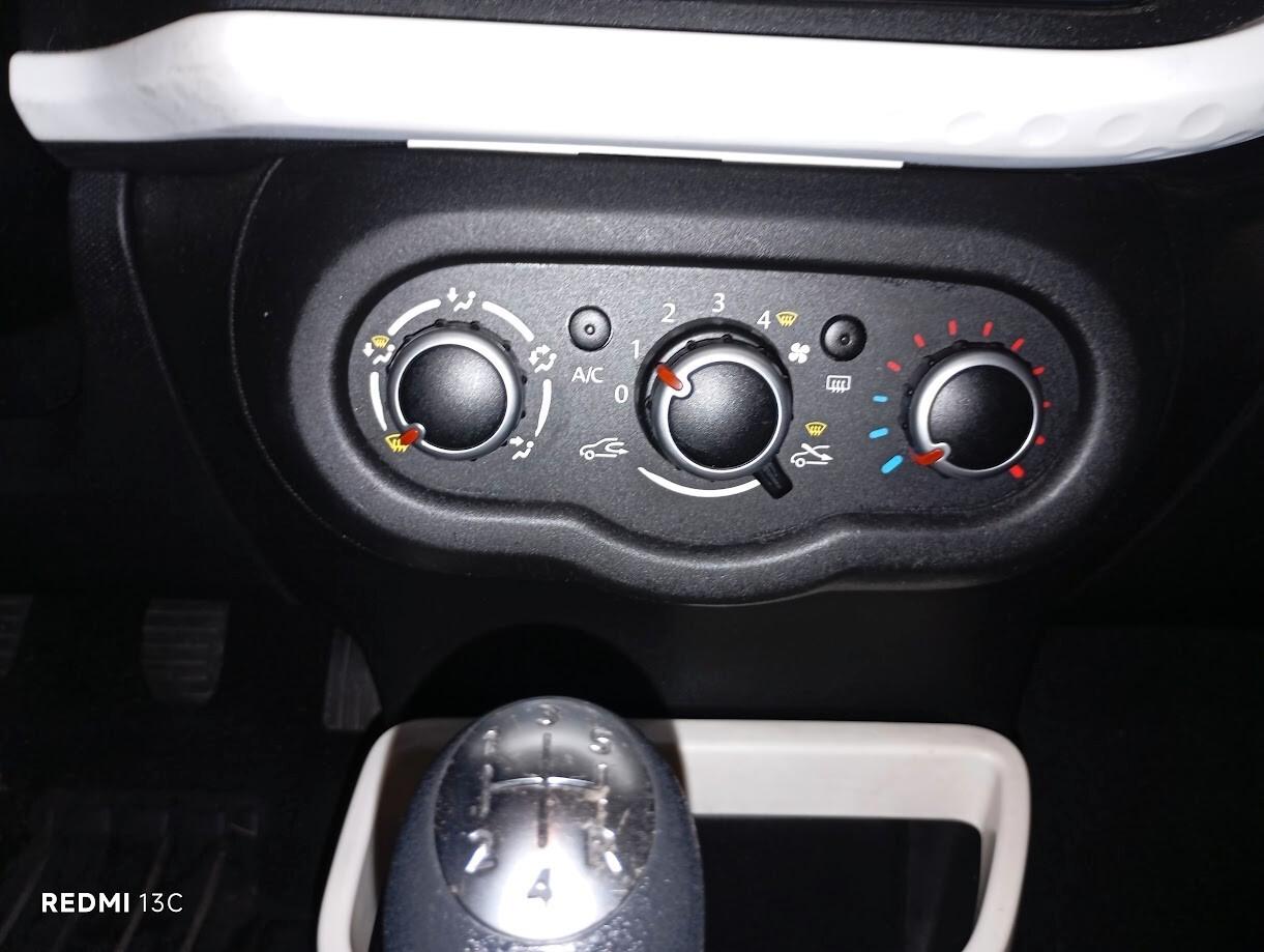 Renault Twingo del 2016 1000 BENZINA NEOPATENTATI