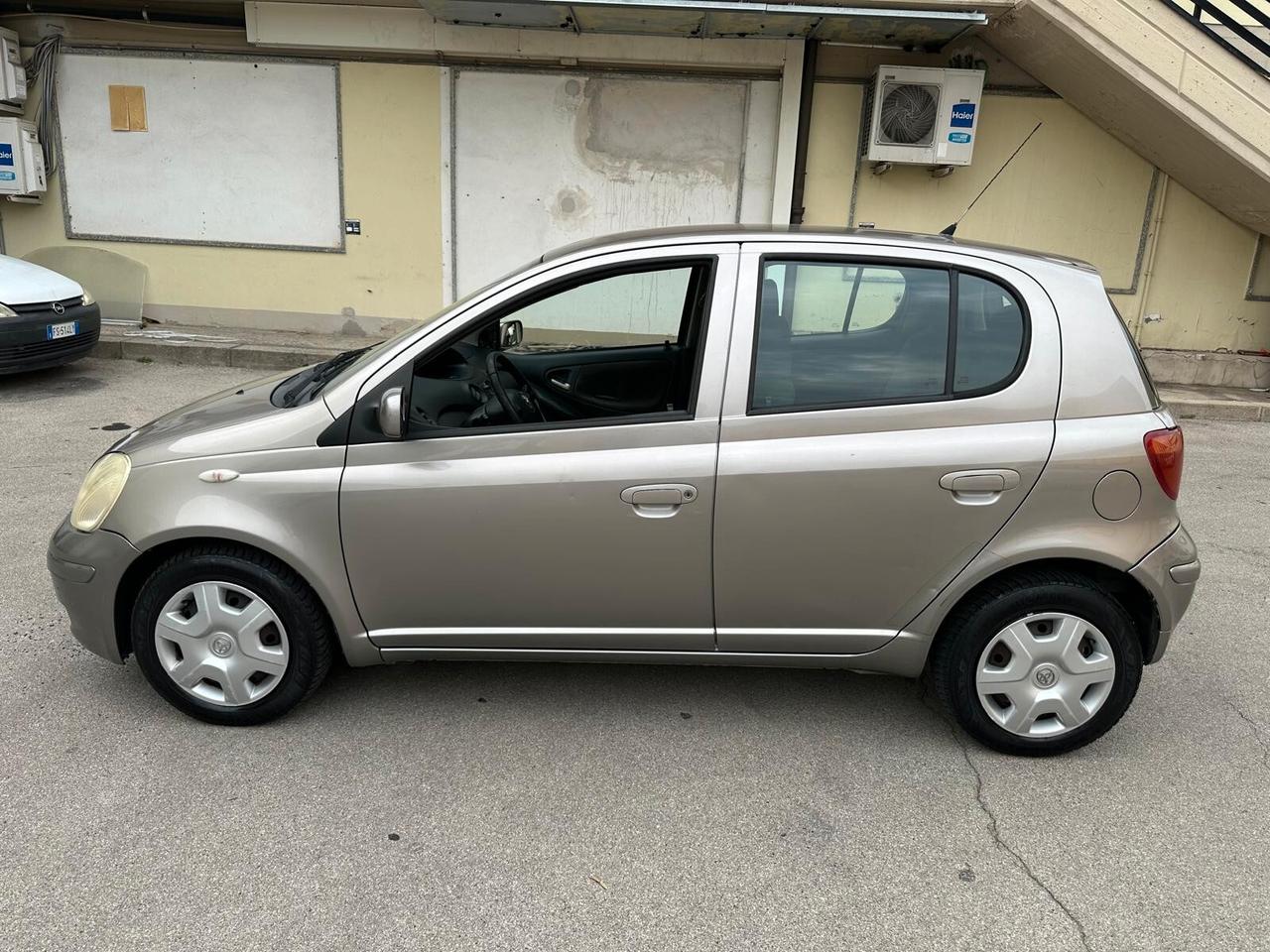 Toyota Yaris 1.3i 16V cat 5 porte Sol