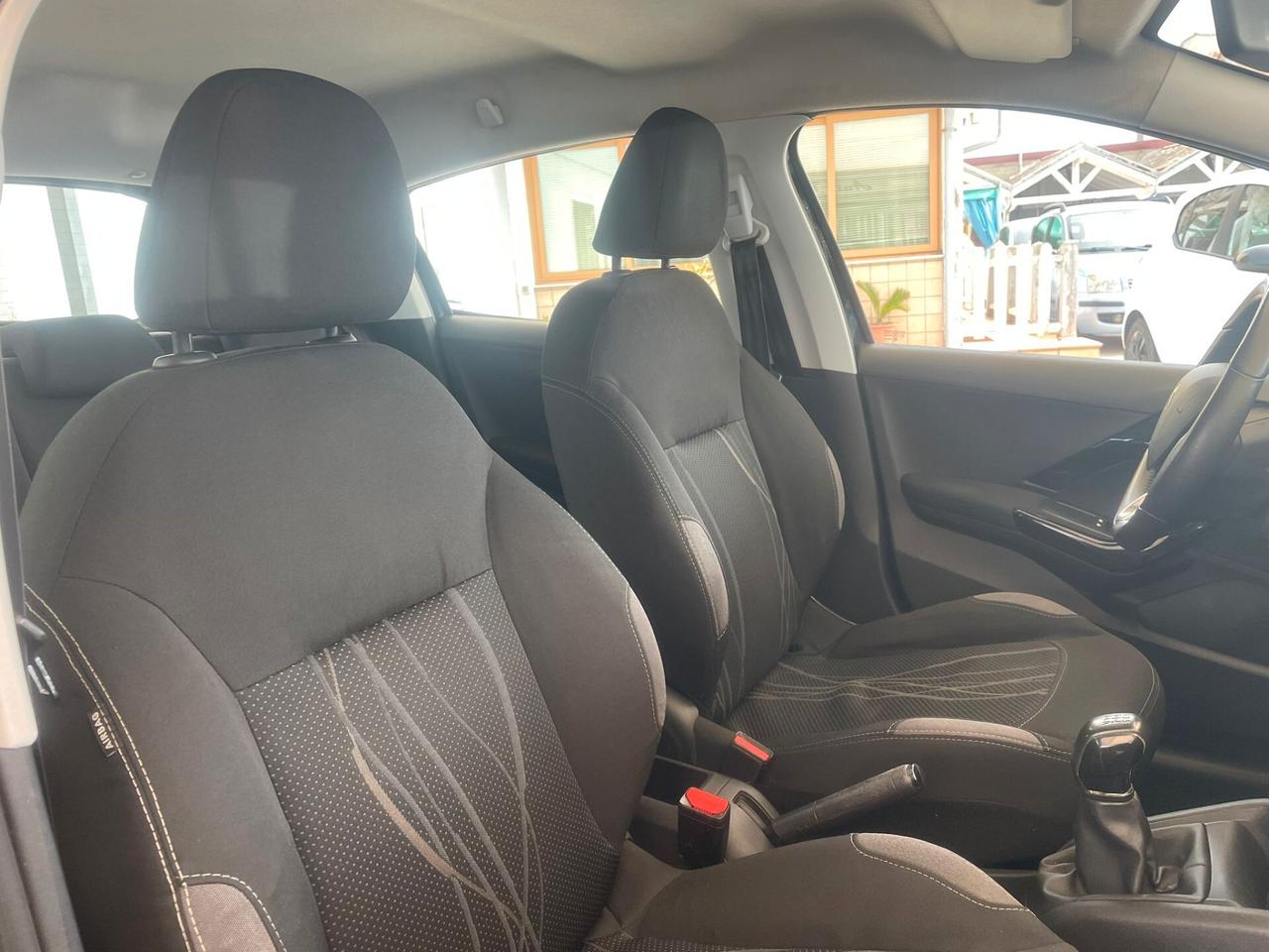 Peugeot 208 1.4 HDi 68 CV 5 porte Allure