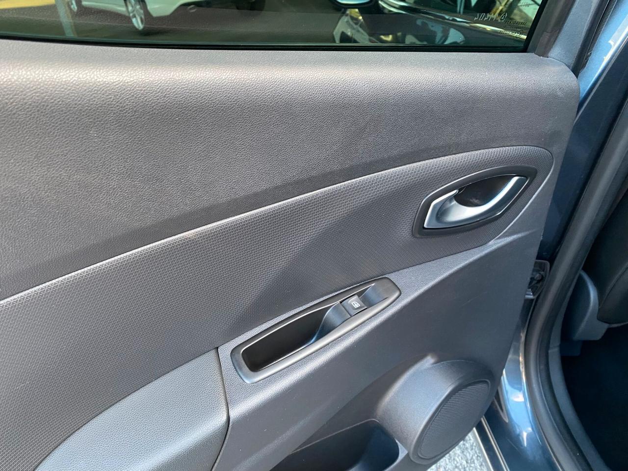 Renault Clio dCi 8V 90 CV 5 porte Moschino Intens