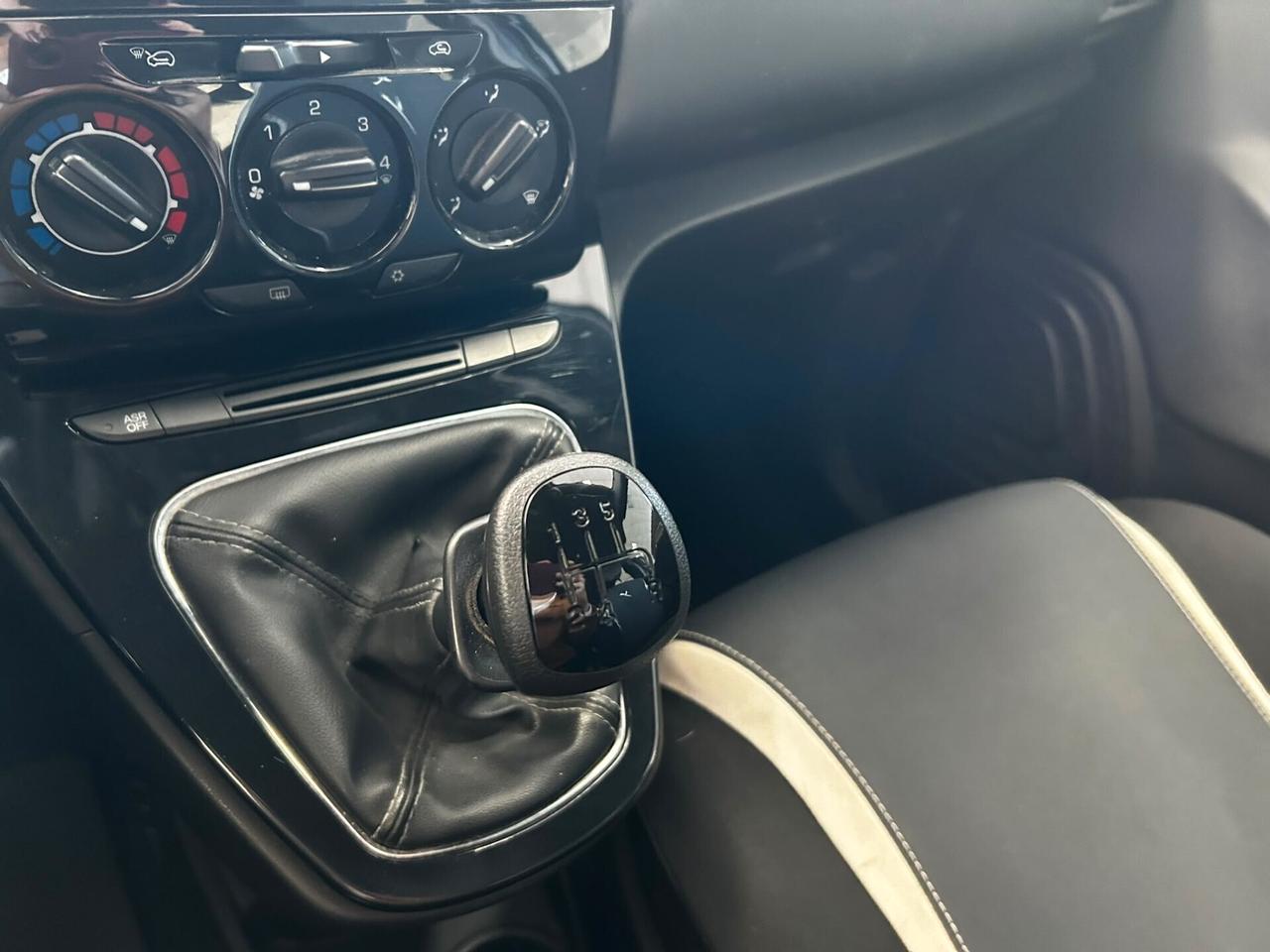 Lancia Ypsilon 0.9 TwinAir X NEOPATENTATI 2014