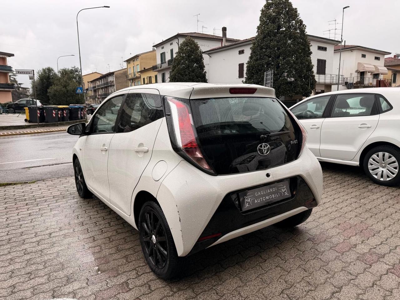 Toyota Aygo 1.0 VVT-i 69 CV 5 porte x-black