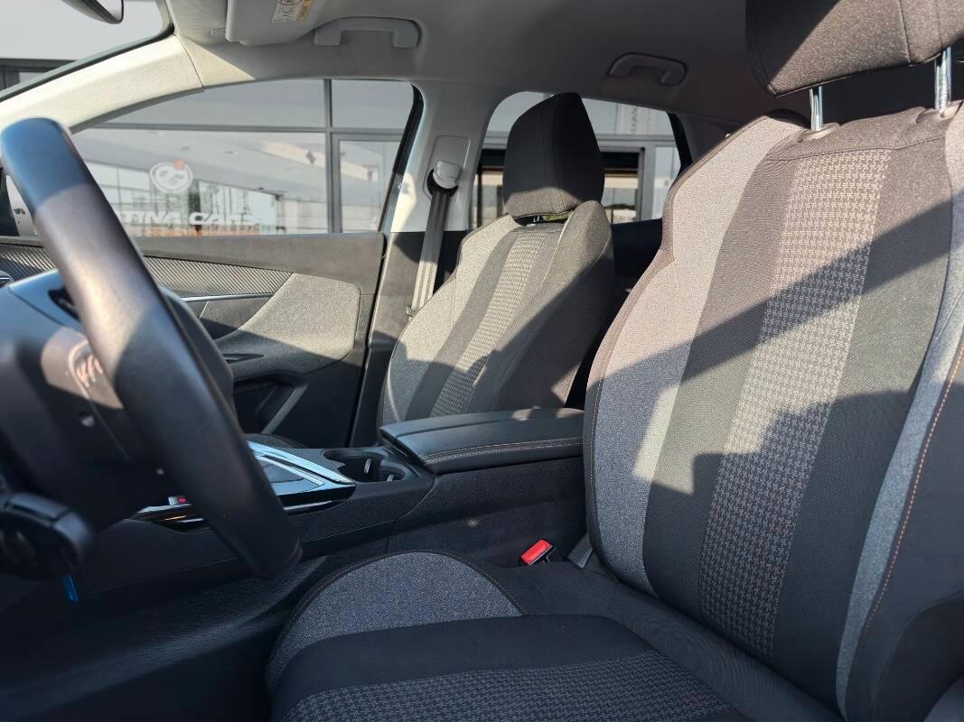 Peugeot 3008 1.5 bluehdi Active 130cv con Telecamera e CarPlay