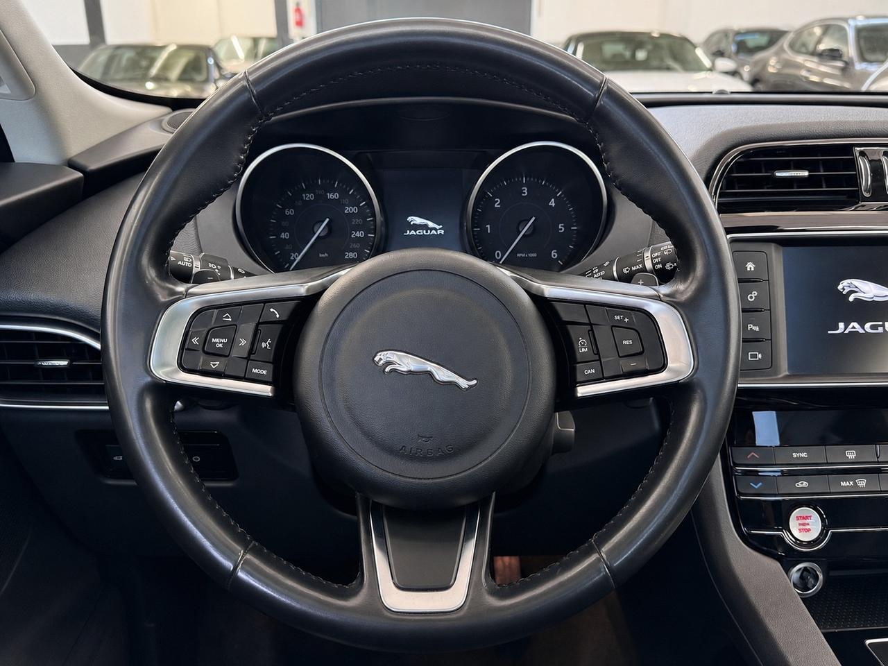 Jaguar F-Pace 2.0 D 180 CV AWD TETTO . CATENA NUOVA