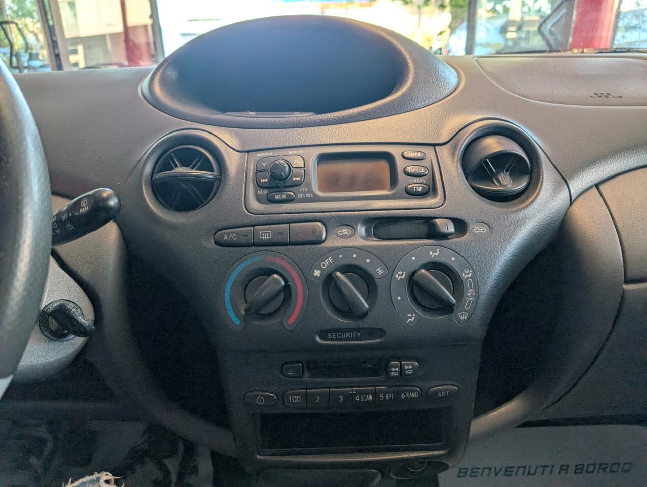 Toyota Yaris 1.0i 16V cat 5 porte Sol