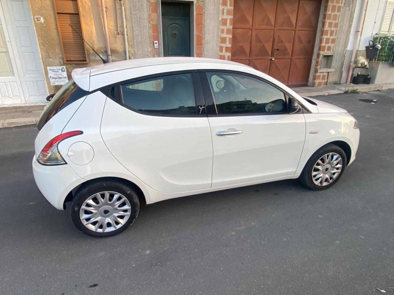 Lancia Ypsilon 1.3 MJT 16V 95 CV 5 porte S&S Silver