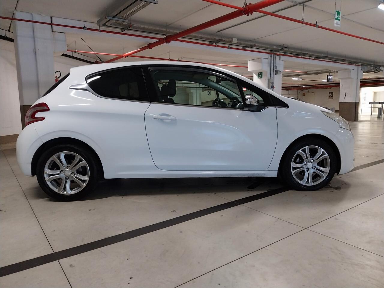 Peugeot 208 1.6 e-HDi 92 CV 3 porte Allure - ok neopatentati