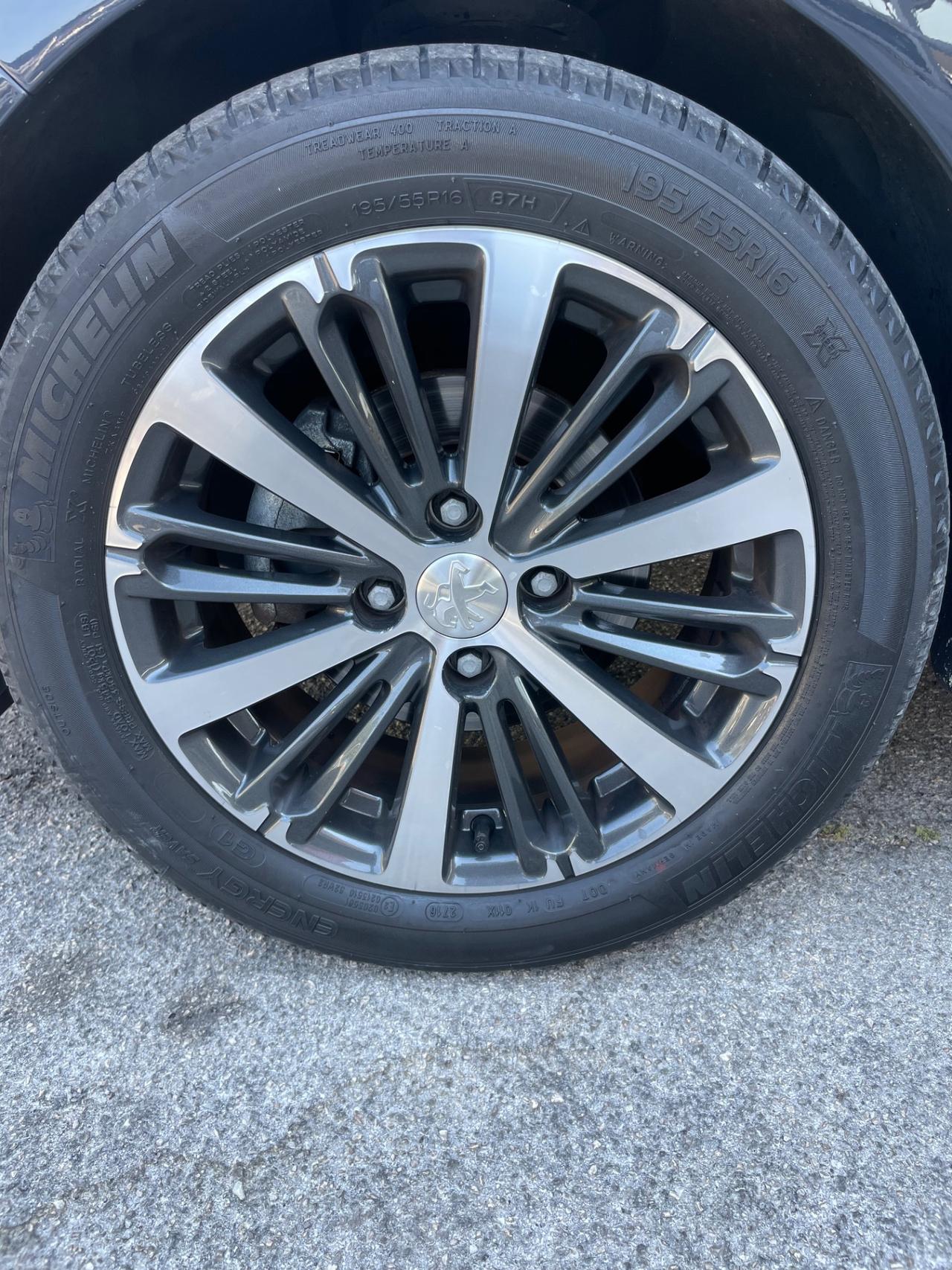 Peugeot 208 PureTech 82 5p. GPL Allure