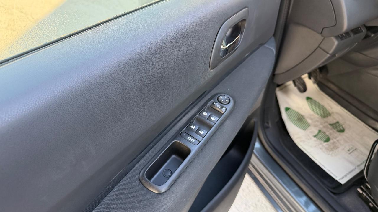 Peugeot 5008 1.6 HDi 115CV 7 POSTI