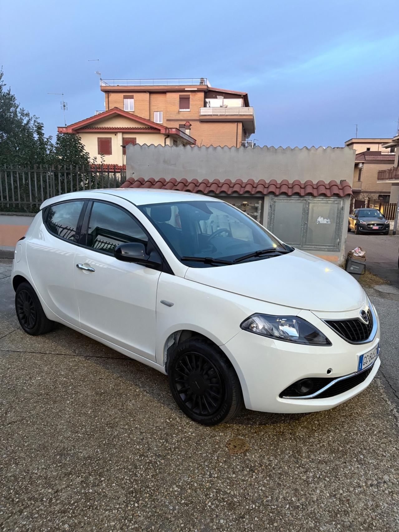 Lancia Ypsilon 1.0 FireFly 5 porte S&S Hybrid Ecochic Silver