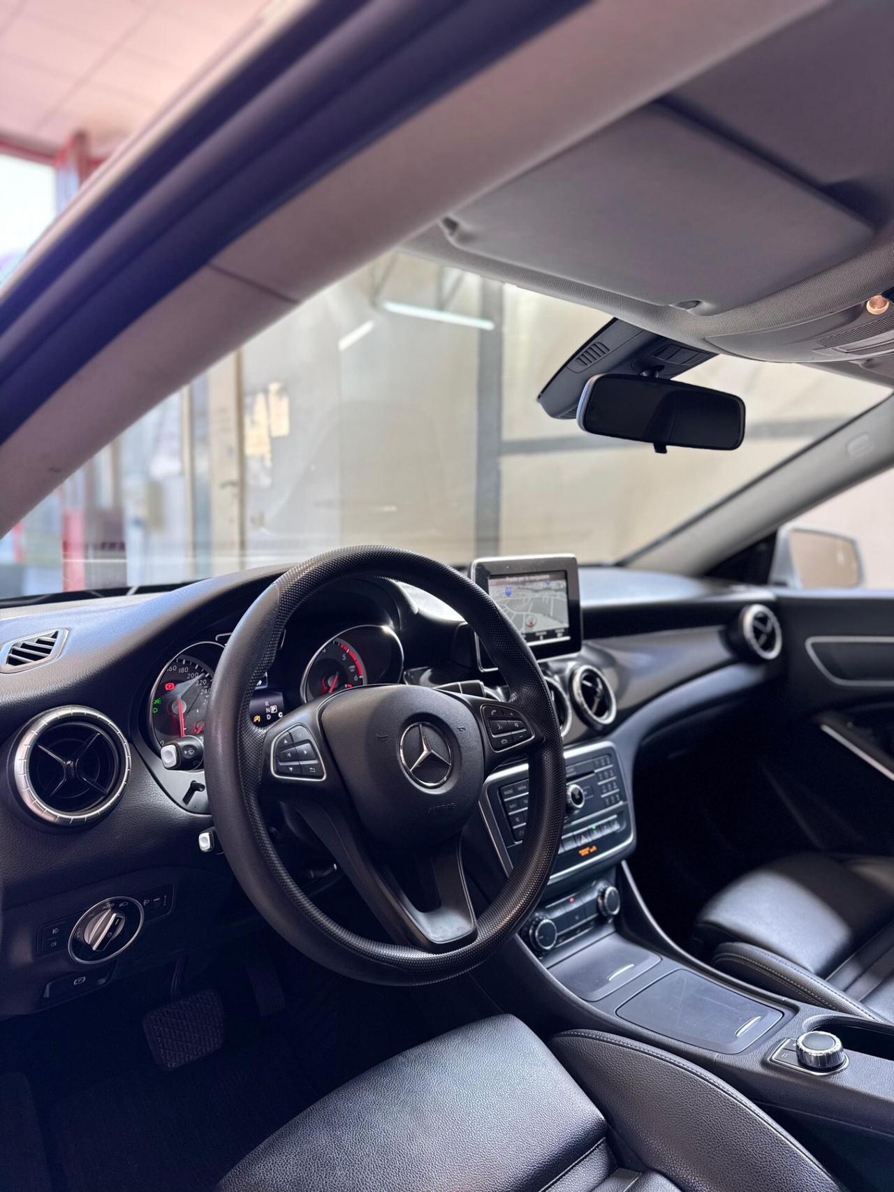 Mercedes-benz CLA 200 d Premium