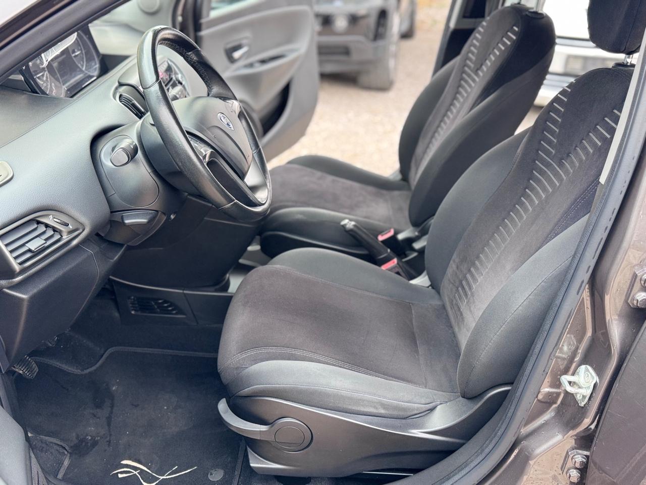 Lancia Ypsilon 1.2 Benzina 69cv Platinum - 2012
