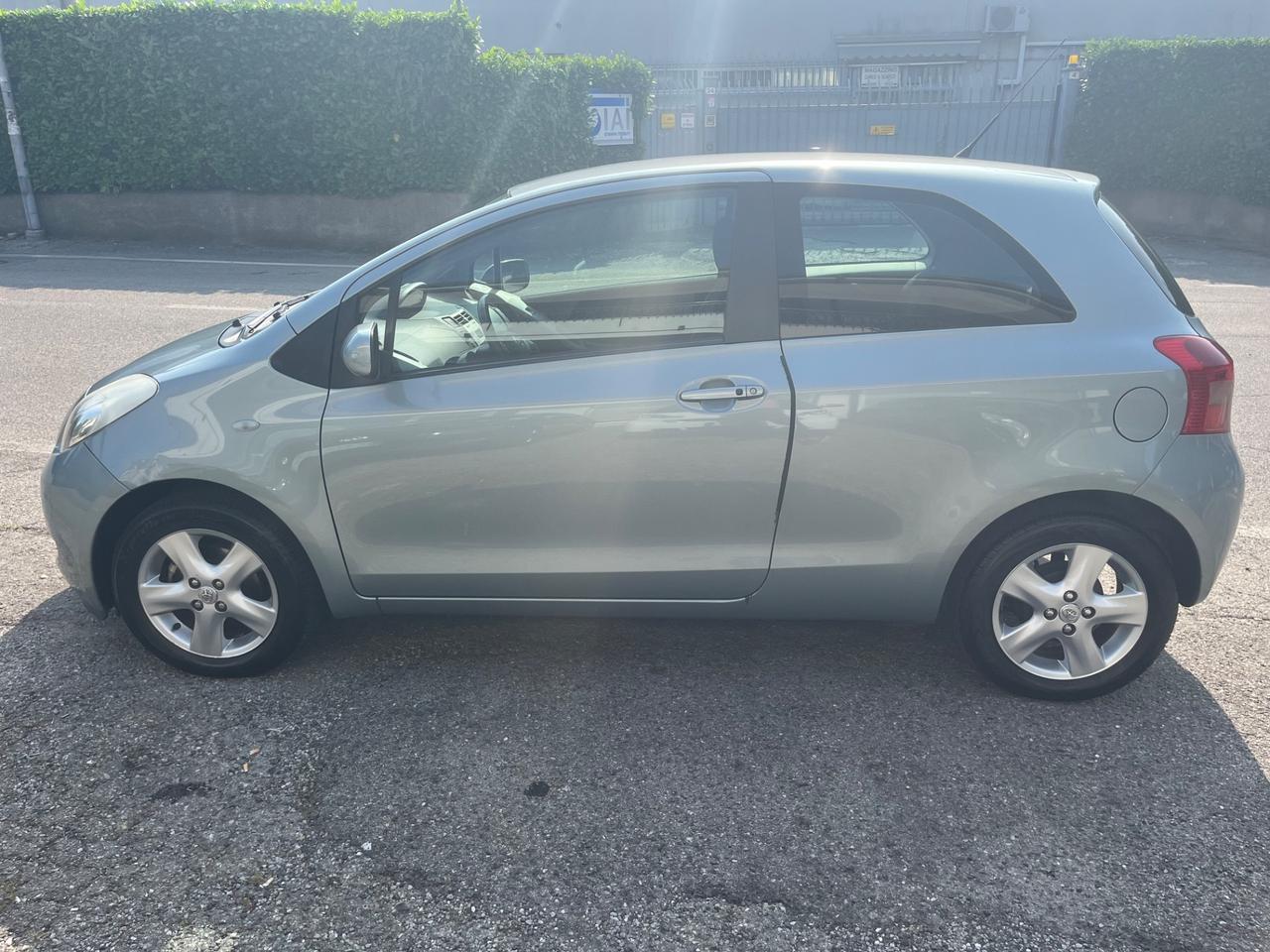 Toyota Yaris 1.3 3 porte/cambio è semiautomatico
